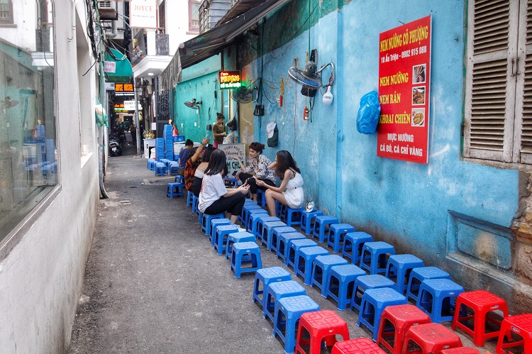 Không chỉ buôn bán để sống qua ngày, nhiều hàng quán ở đây còn trở thành địa chỉ nổi tiếng, thu hút sự quan tâm của nhiều bạn trẻ. Trong ảnh là một quán ăn vặt gần Nhà thờ lớn Hà Nội, chủ quán tận dụng ½ ngõ nhỏ để kinh doanh. Vào giờ tan tầm, để được ăn ở quán này khách hàng phải đợi cả tiếng vì hết chỗ.