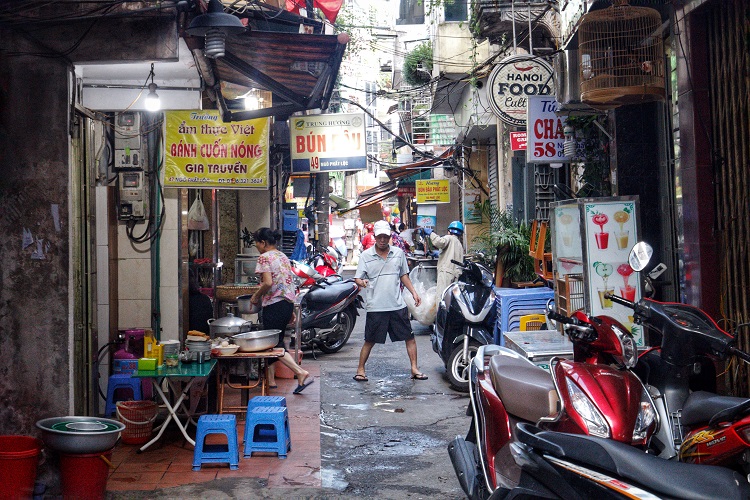 Có cả một thế giới thu nhỏ với những câu chuyện bi hài độc nhất vô nhị bên trong những con ngõ rộng chưa đầy 1m. Nhiều hộ kinh doanh chung ngõ thậm chí phải dùng chung cả nhà vệ sinh.