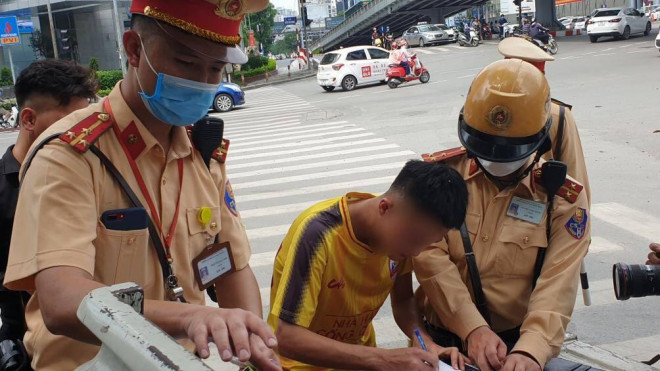 Anh Vi Anh T. ký biên bản sau khi thắc mắc: Uống rượu từ tối hôm qua đến chiều ngày hôm nay sao vẫn vi phạm nồng độ cồn?