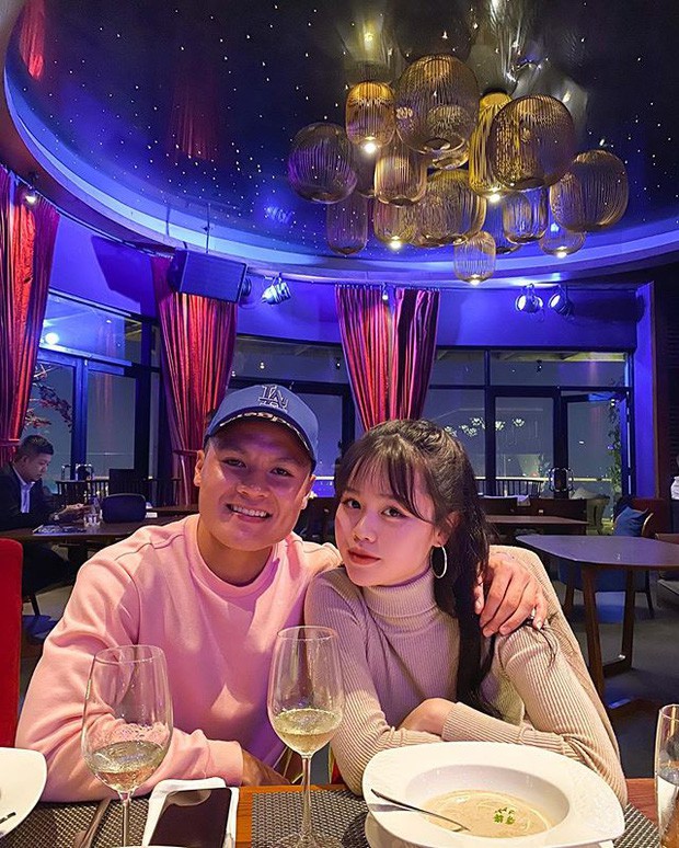 Tối 12/5, Quang Hải khiến người hâm mộ bất ngờ khi đăng tải hình ảnh khoác vai một cô gái kèm chú thích hình trái tim trên Instagram.