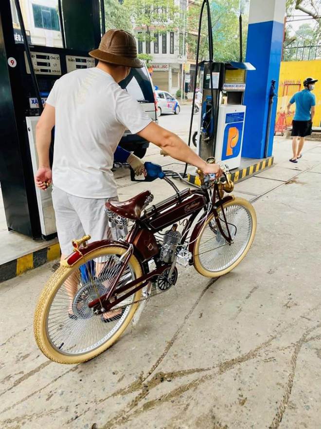 Xe đạp máy đổ xăng khiến dân mạng xôn xao bình phẩm.