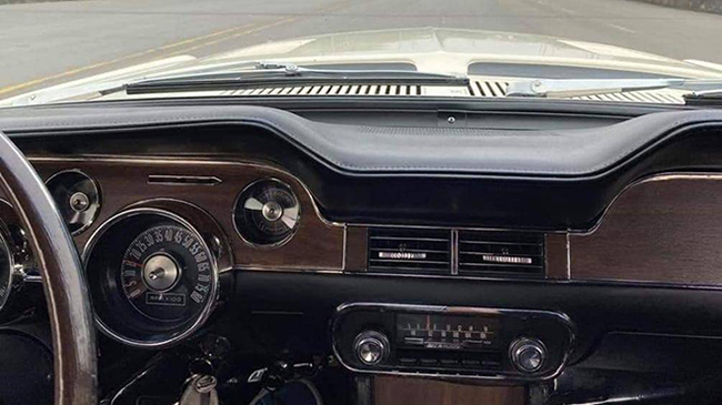 Bên trong, nội thất của chiếc Shelby này được bọc da và ốp gỗ, ốp kim loại mạ crom sáng đậm chất những chiếc xe cơ bắp những năm 1960
