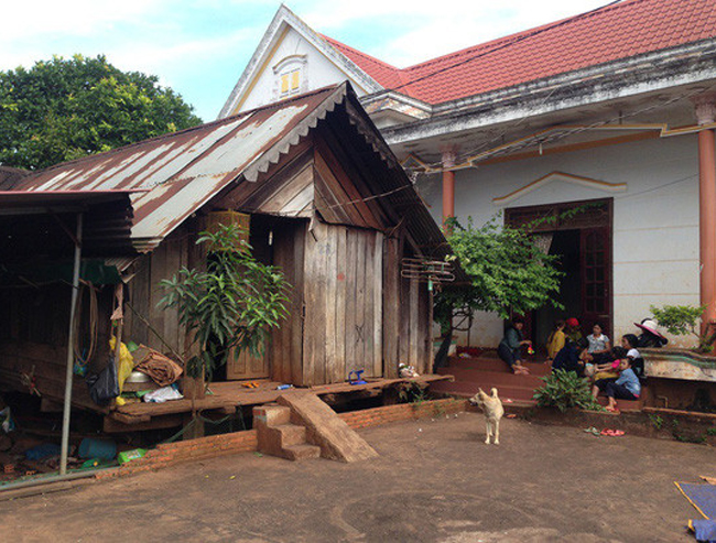 Ngày mới đăng quang, căn nhà thật sự của nàng Hoa hậu khiến công chúng rất bất ngờ. Không ai nghĩ rằng hoàn cảnh của gia đình H&#39;Hen Niê lại nghèo đến thế. Trước kia, cả gia đình cô đều sinh hoạt trong ngôi nhà dựng bằng gỗ. Sau này, chị em gái của&nbsp;H&#39;Hen Niê mới xây thêm nhà khác bên cạnh.&nbsp;
