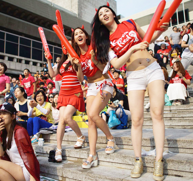 Ngoài người mẫu xe hơi, các cổ động viên, hoạt náo viên Hàn Quốc cũng rất yêu thích quần ngắn. Đây là trang phục tôn lên triệt để đôi chân thon thả của chị em xứ Kim chi. 
