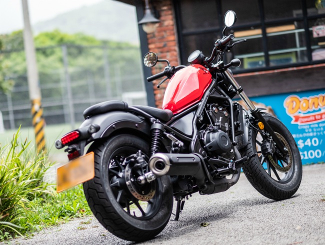 2020 Honda Rebel 500 nhìn rất nam tính và bắt mắt.
