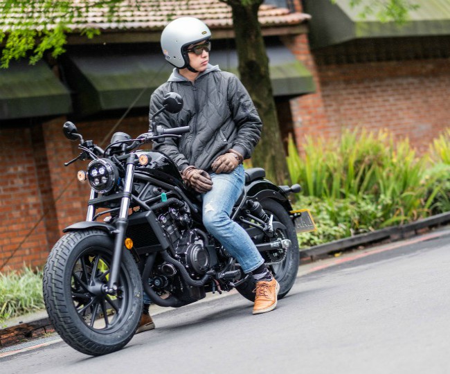 Honda Rebel 500 được dân chơi mô tô đánh giá là dòng mô tô hành trình giá khá hợp lý nếu so với các thương hiệu như Triumph, Ducati hay Kawasaki. “Kẻ nổi loạn” Rebel này có thiết kế theo kiểu xe hành trình phong cách Mỹ, rất nam tính và thể thao.
