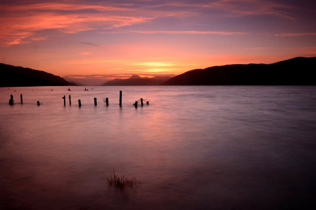 Hồ Loch Ness, Scotland: Hồ ở Scotland nổi tiếng khắp thế giới nhờ những tin đồn về quái vật khổng lồ có thể tồn tại ở đây. Các giả thuyết cho rằng, quái vật bí ẩn này có thể là một con lươn khổng lồ hay cành cây khô rơi xuống hồ.
