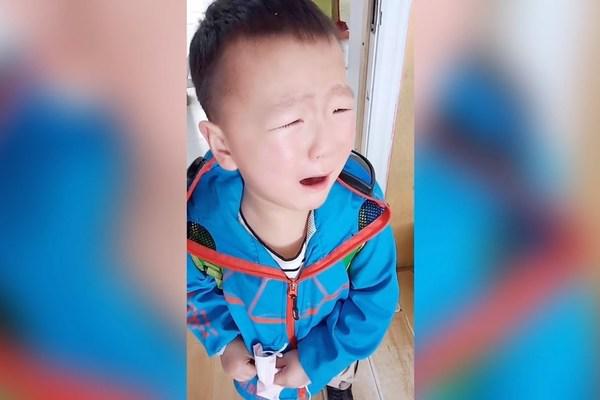 Cậu bé Trung Quốc khóc nấc vì quên lớp, quên cả cô giáo ngày đầu trở lại trường. (Ảnh: SCMP)