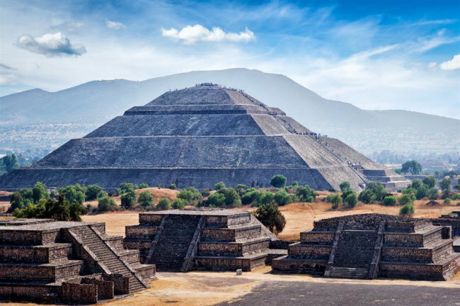 Thành phố cổ Teotihuacán, Mexico: Người xây dựng hay cư dân sinh sống tại thành phố kim tự tháp từ cách đây 1.400 năm vẫn là điều bí ẩn chưa có lời giải đáp. Khu di tích rộng khoảng 20 km2 sau đó là địa điểm hành hương của người Aztecs và họ đặt tên cho nó là  Teotihuacán.
