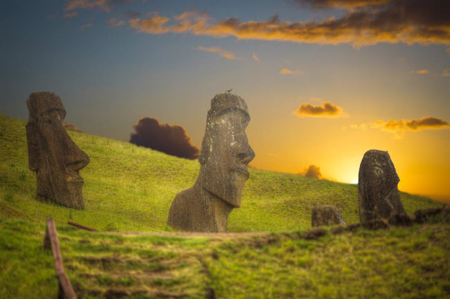 Đảo Phục sinh, Chile: Những người Rapa Nui đã tạc 1.000 bức tượng đá khổng lồ trên đảo cách đây khoảng 900 năm. Nhưng không ai thực sự biết họ đã vận chuyển các bức tượng cao tới 12m và nặng 14 tấn như thế nào.
