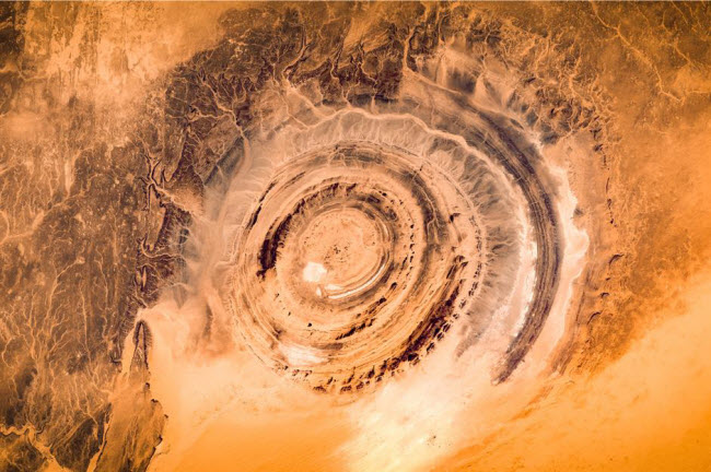 Cấu trúc Richat, Mauritania: Các phi hành gia đã phát hiện cấu trúc Richat, hay còn được gọi là Mắt của Sahara, từ lần đầu tiên con người đặt chân vào không gian. Cấu trúc có đường kính 48km trông giống như mắt bò hay vỏ ốc sên. Nó được cho là dấu tích của một vụ va chạm giữa thiên thạch và Trái đất.

