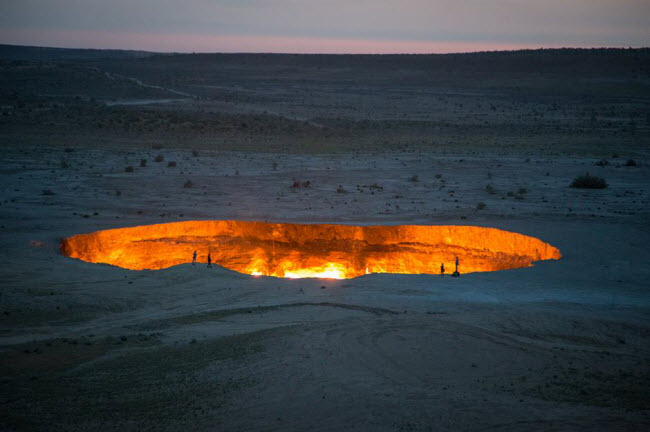 Hố Darvaza, Turkmenistan: Hố Darvaza hay còn được gọi là Cửa tới địa ngục xuất hiện vào năm 1971, khi các kỹ sư khoan thăm dò khí gas tự nhiên trên sa mạc ở phía bắc Turkmenistan. Họ đã đốt khí gas từ một hố sụt lún trong quá trình thăm dò để tránh khí phát tán, nhưng nó vẫn cháy cho đến nay.
