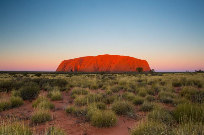 Uluru, Australia: Khối đá bí ẩn trong vườn quốc gia Uluru-Kata Tjuta ở Northern Territory là một địa điểm linh thiêng của người Anangu, vì họ tin rằng, nó được tạo ra bởi chúa trời. Trong khi đó, các nhà khoa học giải thích rằng, cấu trúc sa thạch khổng lồ xuất hiện cách 550 triệu năm trước khi bị xói mòn và có hình dạng như ngày nay.
