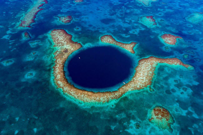 Hố Great Blue, Belize: Great Blue được coi là hố tử thần lớn nhất thế giới, với đường kính 304m và sâu 122m. Đến năm 2018, các nhà thám hiểm mới có thể khám phá điểm sâu nhất của nó nhờ một loại tàu ngầm đặc biệt.
