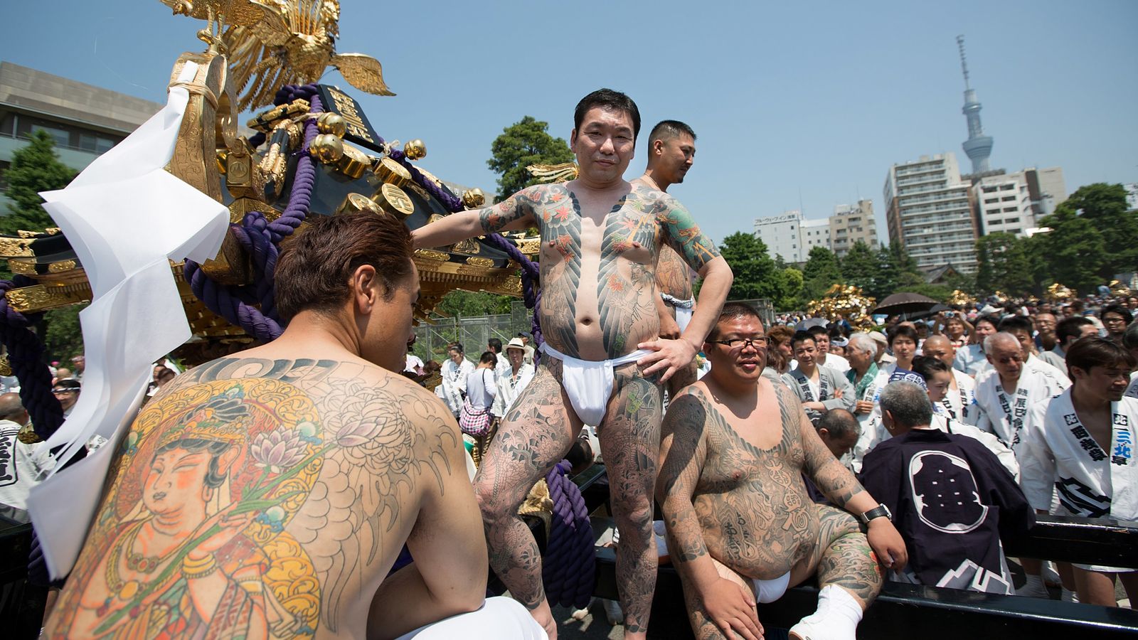 Thành viên nhóm&nbsp;Takahashi-gumi (thuộc Yakuza) tại một lễ hội ở Tokyo năm 2012. Ảnh: Sky News