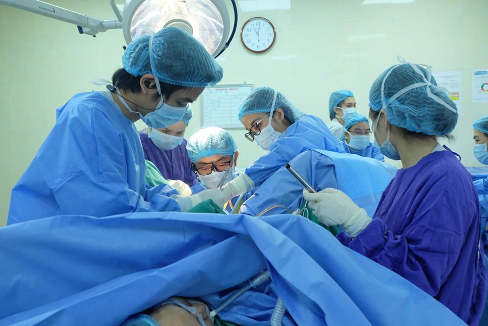 Thạc sĩ, Bác sĩ Nguyễn Đình Minh – Trưởng Khoa phẫu thuật thẩm mỹ, tạo hình và hàm mặt, Bệnh viện E&nbsp; trực tiếp phẫu thuật cho bé gái 12 tuổi.
