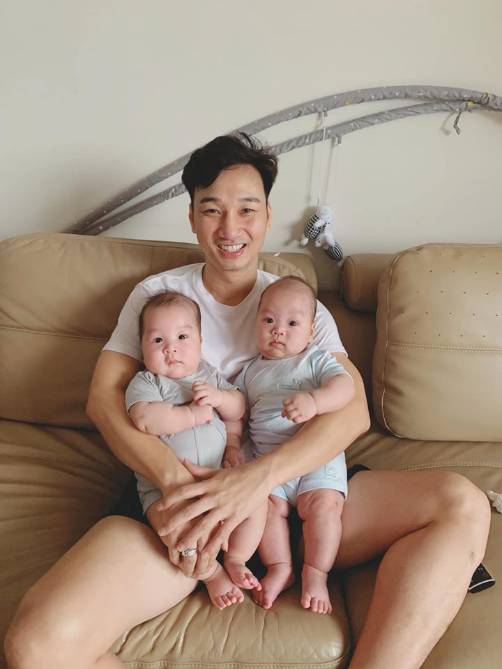 MC Thành Trung hạnh phúc bên hai con trai song sinh