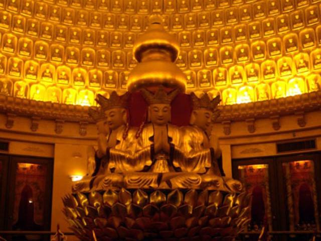 Du lịch - Ngôi chùa sang chảnh nhất TQ, dát 324 ký vàng, du khách nằm lăn ra đất để lấy may mắn
