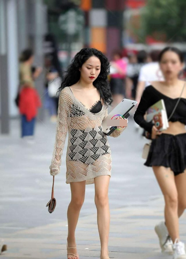 Từ sàn catwalk, trang phục xuyên thấu đã được nhiều cô gái lựa chọn mặc xuống phố.
