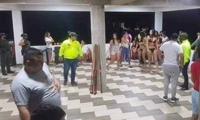 Colombia: Bị bắt vì dự tiệc sex cùng nhiều gái mại dâm, nhận tin &#34;sét đánh&#34; về Covid-19 - 4