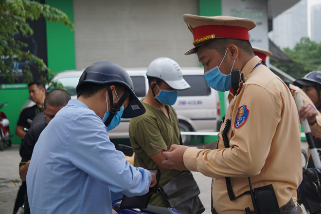 CSGT đồng loạt ra quân tổng kiểm soát phương tiện giao thông, nhiều tài xế bị xử phạt - 12