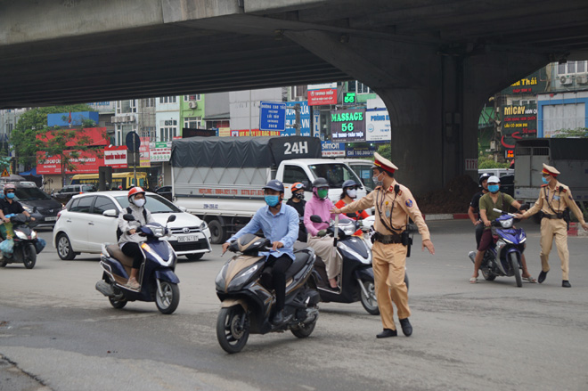 Cùng thời điểm, Phòng CSGT Hà Nội đồng loạt triển khai hàng chục tổ công tác tuần tra, kiểm soát và xử lý vi phạm trên địa bàn thành phố. Tại nút giao Nguyễn Xiển - Nguyễn Trãi, tổ tuần tra thuộc Đội CSGT số 7 triển khai kiểm soát ô tô, xe tải, taxi và xe máy.&nbsp;