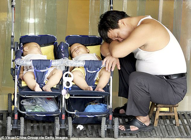 Người đàn ông Trung Quốc phát hiện sự thật cay đắng sau khi đưa con song sinh đi làm xét nghiệm ADN. Ảnh minh họa: Getty