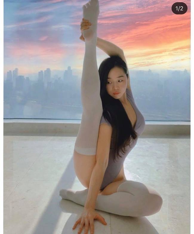 Sang A Yogini gắn bó với yoga được gần 10 năm và trở thành cô giáo dạy online qua kênh Youtube riêng. 
