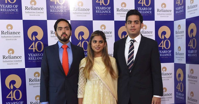 Sau khi tốt nghiệp đại học, Akash Ambani và em song sinh có ghế trong hội đồng quản trị của&nbsp;Reliance Industries Limited do cha sở hữu.
