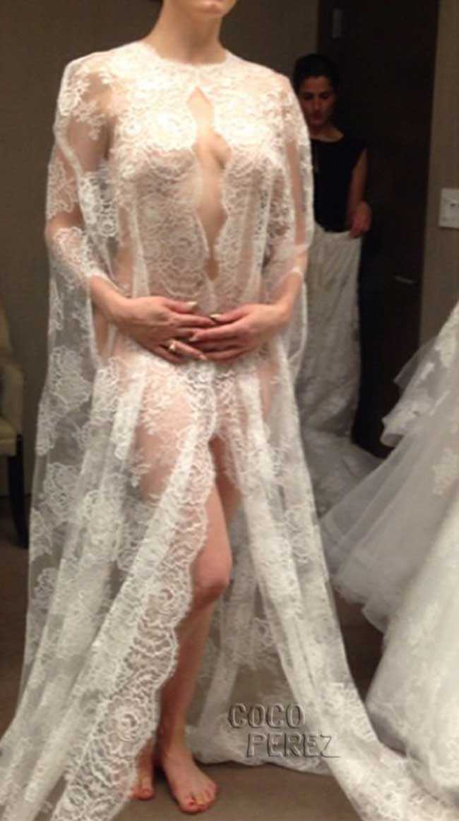 Nữ diễn viên Rose McGowan chọn thiết kế trong suốt trong ngày cưới khiến không ít người phải nhìn mãi không thôi.
