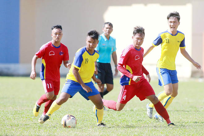 Cầu thủ U21 Đồng Tháp (áo đỏ) thi đấu ở vòng loại giải U21 Quốc gia 2019. Ảnh: Dương Thu