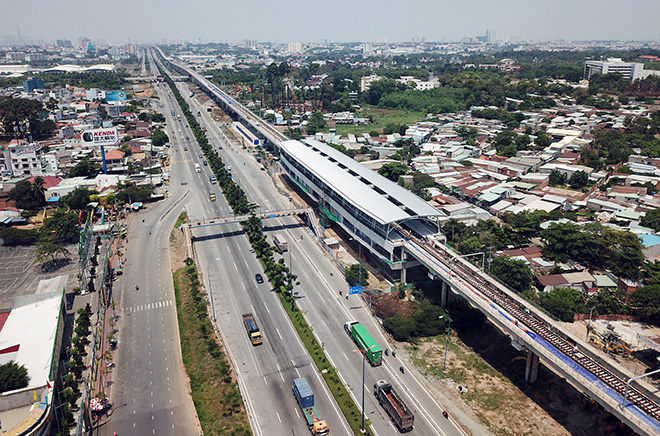 Tuyến metro Số 1 dài gần 20km, trong đó có 2,6km đi ngầm với tổng mức đầu tư 43.700 tỉ đồng (làm tròn). Tuyến có tổng cộng 14 nhà ga (11 ga trên cao và 3 ga ngầm) bắt đầu từ depot Long Bình và kết thúc ở Bến Thành.