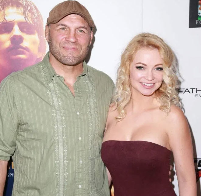 Nam diễn viên và cựu ngôi sao MMA Randy Couture, 56 tuổi và bạn gái&nbsp;Mindy Robinson là một ngôi sao truyền hình Mỹ