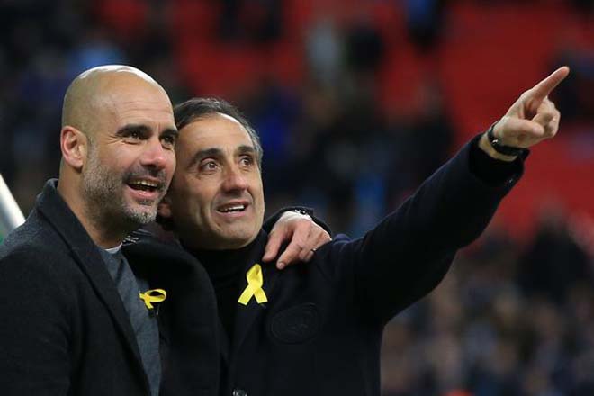 Trợ lý Manel Estiarte (phải) tiết lộ bí mật của HLV Pep Guardiola