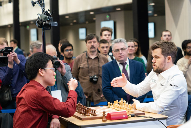 Quang Liêm (trái) chưa thể có chiến thắng đầu tiên trước "Vua cờ" - Carlsen