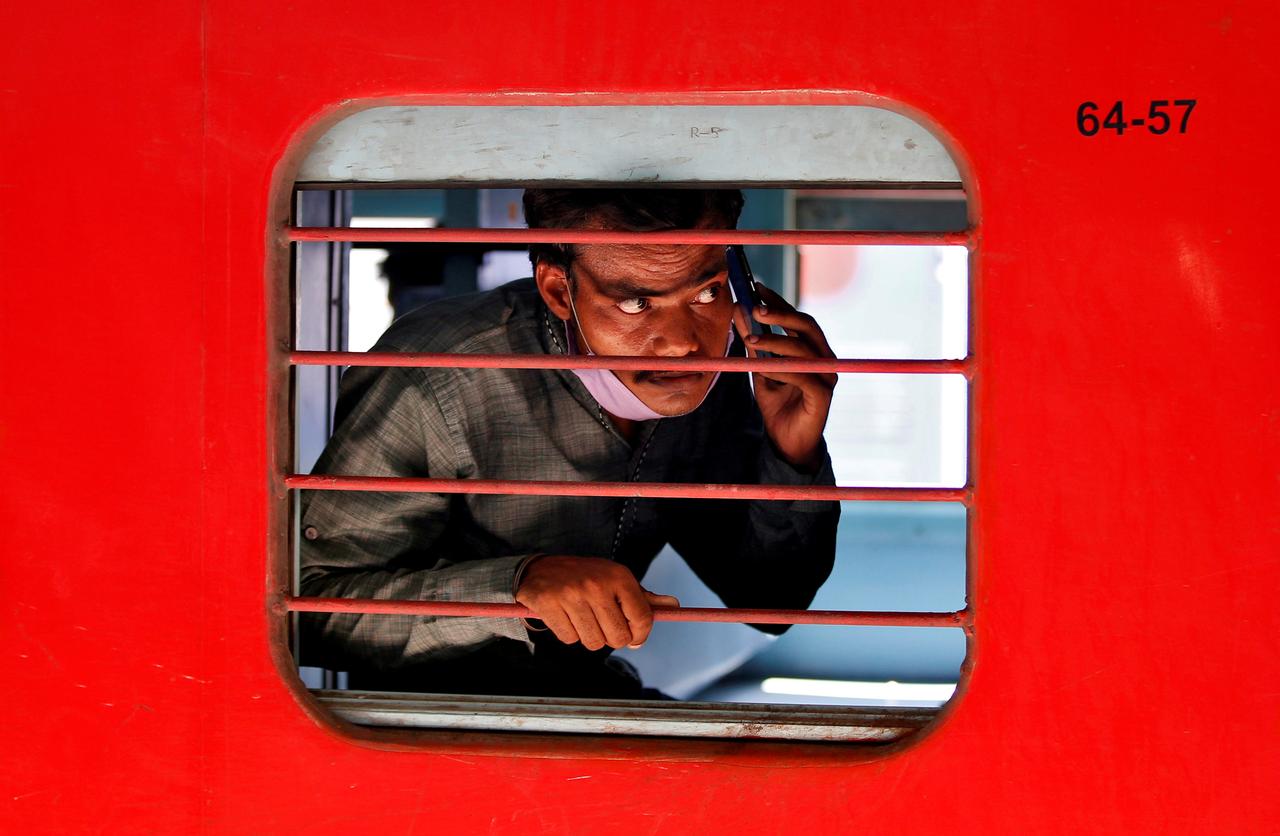 Một người đeo khẩu trang trên toa tàu tại Ấn Độ (ảnh: Reuters)