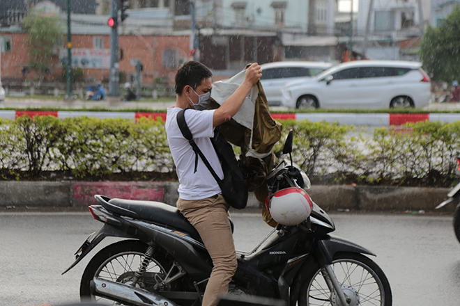 Tiếp tục mưa lớn sau chuỗi ngày nắng rát da, Sài Gòn chính thức bước vào mùa mưa - 2