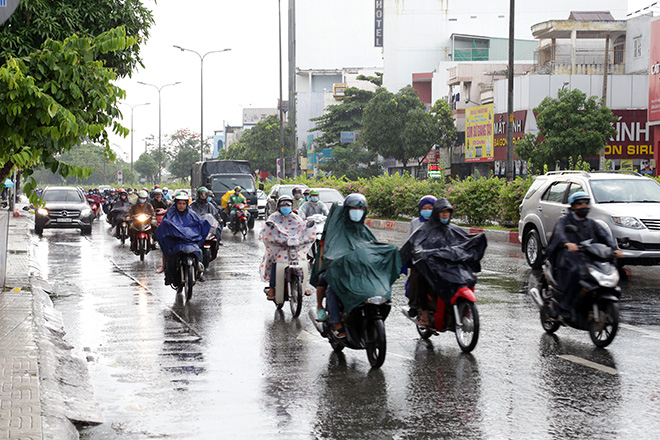 &nbsp;Mưa lớn xuất hiện tại các quận Bình Thạnh, Thủ Đức, quận Tân Bình, Phú Nhuận, quận 9 kéo dài trong khoảng 15 phút.