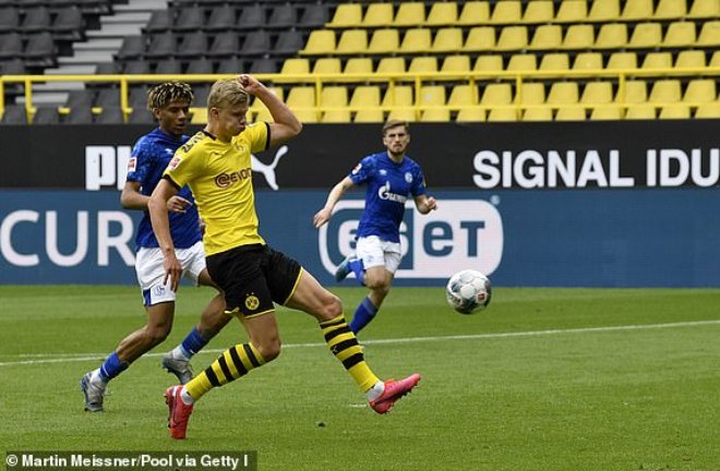 Haaland tỏa sáng&nbsp;giúp Dortmund "hủy diệt" Schalke