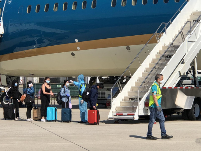 Hành khách lên máy may của Vietnam Airlines tại sân bay quốc tế Dulles, Washington DC