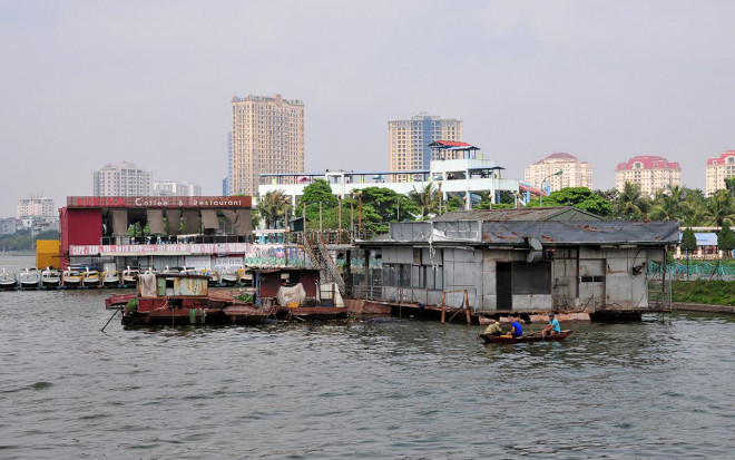 Một góc Đầm Bảy (hồ Tây) trở thành bãi rác chứa những khối sắt hoen gỉ khổng lồ.Số phận của những chiếc nhà thuyền này khó có thể xác định khi mà chúng vẫn bị bỏ hoang phế, dập dềnh trên mặt hồ hết ngày này sang ngày khác.