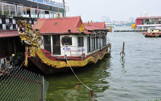 Các nhà hàng nổi một thời lộng lẫy trên hồ Tây giờ hoang phế đến ghê người - 11