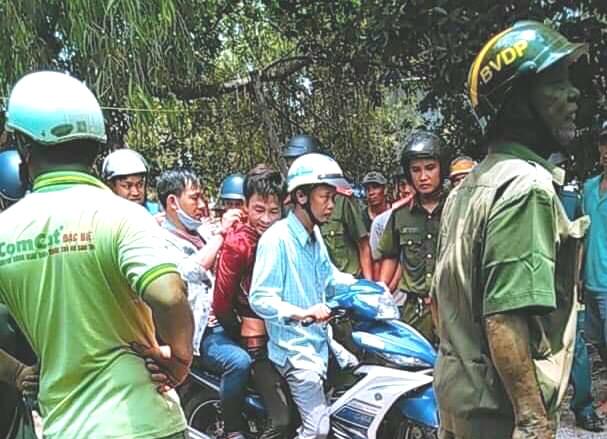 Nguyễn Văn Ê Em đang bị áp giải bằng xe máy về Cơ quan CSĐT. Ảnh: A.Quý