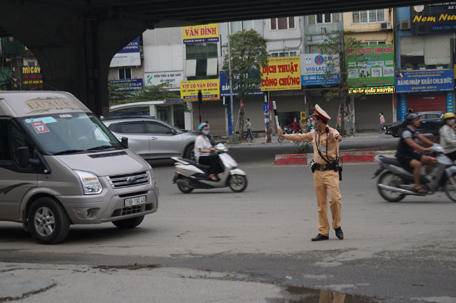 Lực lượng CSGT Hà Nội kiểm tra phương tiện tham gia giao thông tại ngã tư Khuất Duy Tiến - Nguyễn Trãi