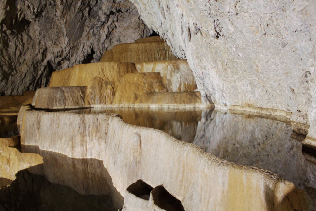 Stopića, Serbia: Điểm hấp dẫn nhất của hang động trên bờ sông Prištavica là thác nước ngầm cao khoảng 10m.
