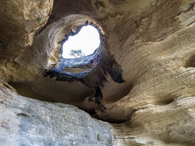 La Cueva Horadada, Tây Ban Nha: Hang động có lối vào rộng và vách bên trong có hình lục giác do quá trình xói mòn tác động bởi gió.
