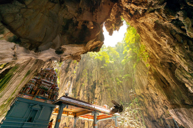 Batu, Malaysia: Hệ thống hang động Batu bao gồm 3 động lớn và nhiều động nhỏ nằm trên một quả đồi đá vôi. Ngôi đền 100 năm tuổi trong hang động là một công trình tôn giáo quan trọng của người Hindu.
