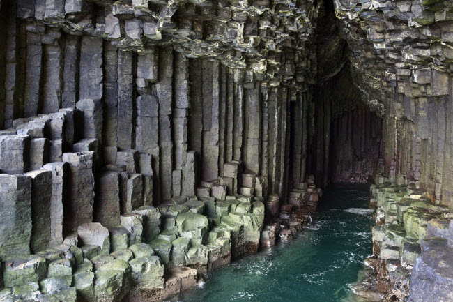 Fingal&#39;s, Scotland: Điểm độc đáo nhất của hang động Fingal&#39;s là các cột đá hình lục giác trên vách. Chúng tạo nên một lối đi, giúp du khách dễ dàng khám phá bên trong hang động.
