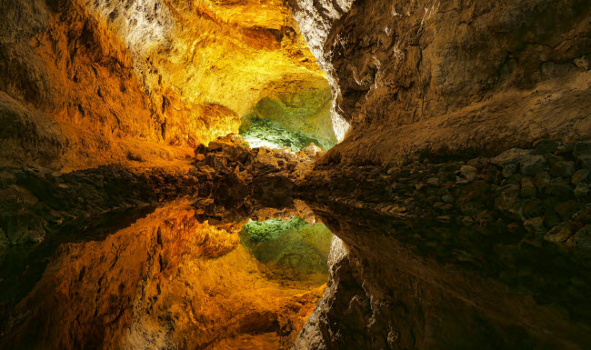 Cueva de los Verdes, quần đảo Canary: Nằm trên hòn đảo Lanzarote, hang động Cueva de los Verdes được hình thành sau một vụ phun trào núi lửa. Trong thế kỷ thứ 16 và 17, người dân địa phương sử dụng nó như một nơi ẩn náu khỏi những cuộc tấn công của cướp biển.
