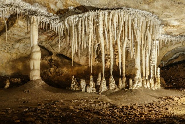 Jenolan, Australia: Hang động nằm trên núi Blue là một trong những địa điểm du lịch hấp dẫn nhất ở bang New South Wales. Đây là một trong những hệ thống hang động lâu đời nhất thế giới, với sông ngầm và cấu tạo tinh thể đá vôi.
